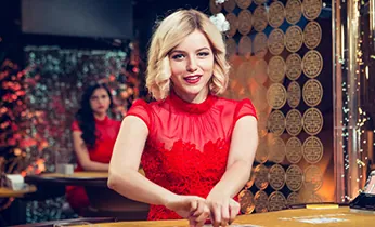 Người chơi đang phân tích trận đấu để đặt cược đá gà